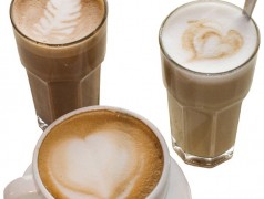 Tre kaffe latte i glass og kopp
